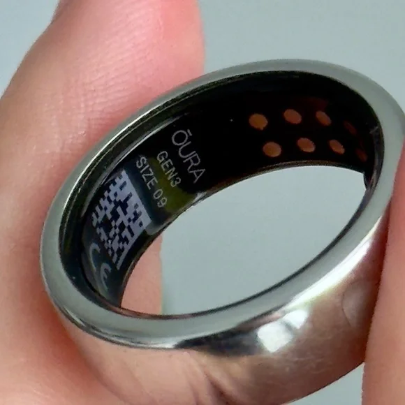 Oura Ring 3 Silver - Size 9 - Picture 4 of 5